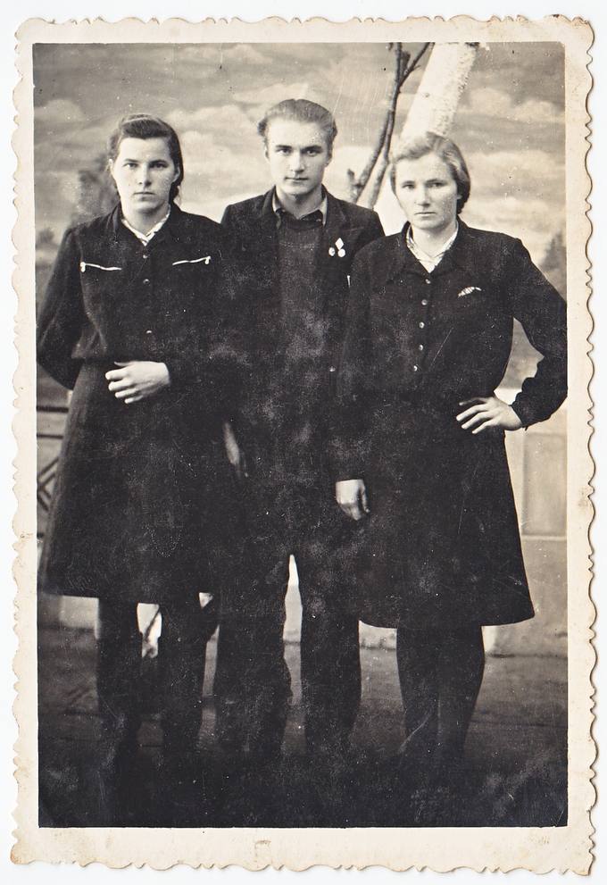 Morta Baldyšiūtė-Aidukienė (iš kairės pirma) su broliu Aloyzu ir seserimi Kazimiera 